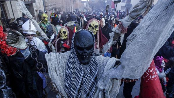 Corona Belum Reda, Karnaval di Negara Ini Dipenuhi Ratusan Warga
