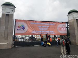 Massa Demo Buruh Mulai Berdatangan di Depan Gedung DPR