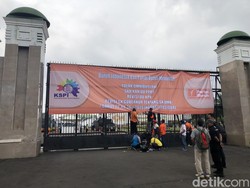 Massa Demo Buruh Mulai Berdatangan di Depan Gedung DPR