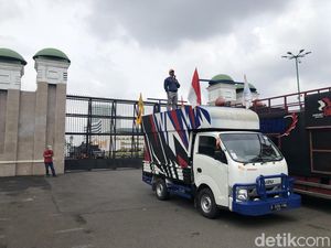 Massa Buruh Mulai Berdatangan ke DPR, Lalu Lintas Ramai Lancar Massa Buruh Mulai Berdatangan ke DPR, Lalu Lintas Ramai Lancar