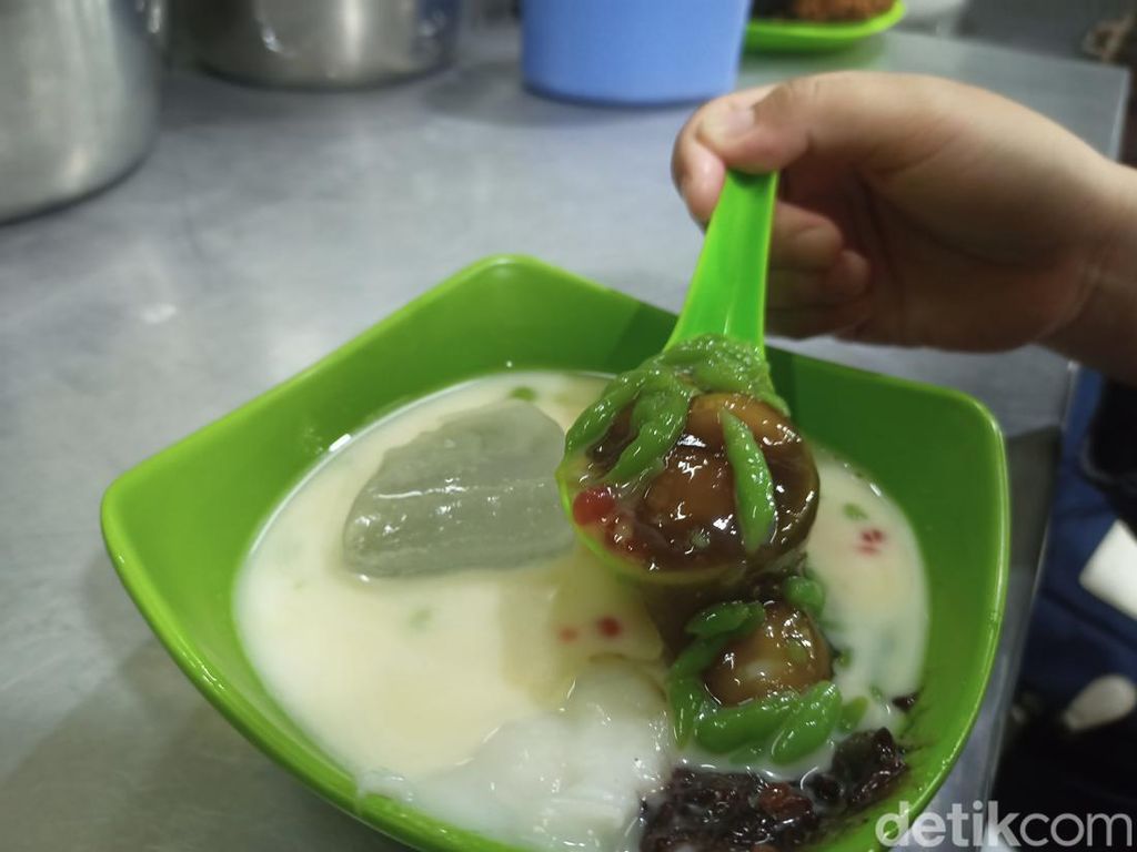 Segar dan Nikmatnya Nyeruput Es Dawet Blauran di Terik Siang Surabaya