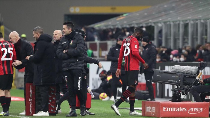 MILAN, ITALY - JANUARY 13: Fikayo Tomori of AC Milan leaves the pitch with an injury during the Coppa Italia match between AC Milan and Genoa CFC at Stadio Giuseppe Meazza on January 13, 2022 in Milan, Italy. (Photo by Marco Luzzani/Getty Images)