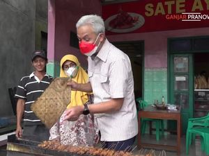 Ganjar Pranowo Makan Sate Ambal di Kebumen, Pemiliknya Sudah Menunggu 4 Tahun Ganjar Pranowo Makan Sate Ambal di Kebumen, Pemiliknya Sudah Menunggu 4 Tahun