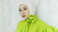 10 Inspirasi Padu Padan Outfit Neon dan Hijab ala Dian Pelangi