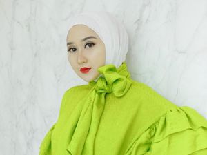 10 Inspirasi Padu Padan Outfit Neon dan Hijab ala Dian Pelangi 10 Inspirasi Padu Padan Outfit Neon dan Hijab ala Dian Pelangi