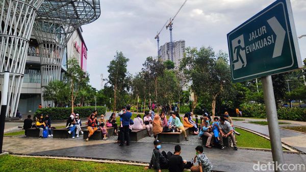Gempa Goyang Jakarta, Warga Berhamburan ke Luar Gedung