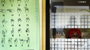 Ikhtiar Bu Guru Mengangkat Derajat Tunarungu
