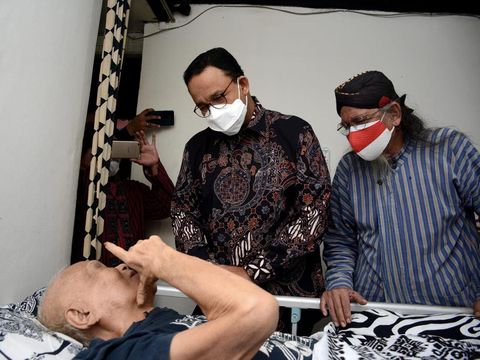 Gubernur DKI Jakarta Anies Basweda menjenguk budayawan dan sastrawan Remy Sylado yang sakit sekitar satu tahun di rumahnya, Kampung Melayu. Remy kemudian dirujuk ke RS Tarakan dan mendapatkan perawatan VIP, Jumat (14/1).