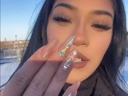 Pekerja Konstruksi Cantik Jadi Viral, Dikritik Plester Tembok Pakai Kuku Palsu