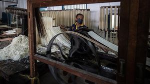 Jelang Imlek, Yuk Lihat Proses Pembuatan Mi Putih yang Masih Tradisional