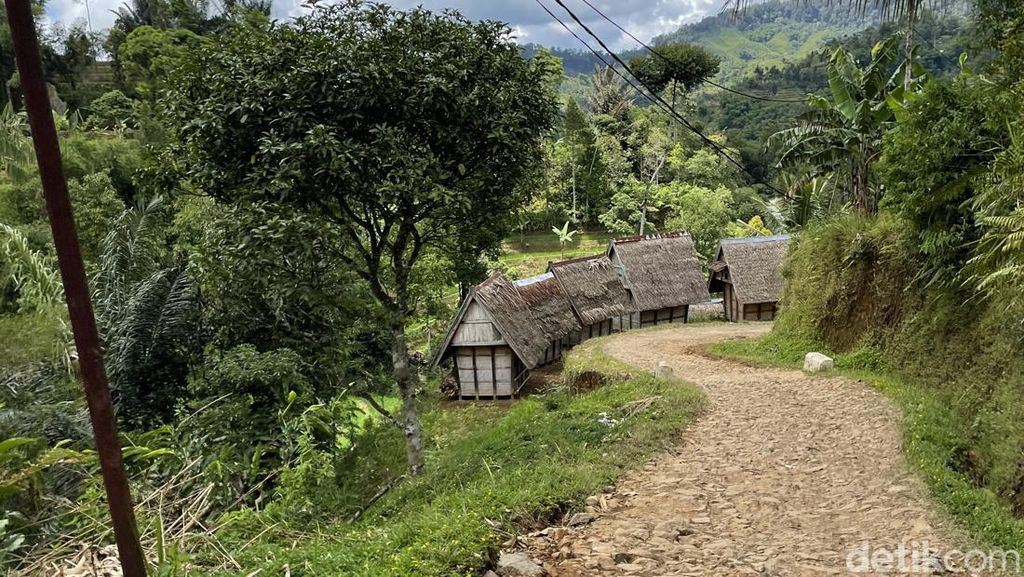 Jalan Mengerikan ke Kampung Ciptagelar yang Berada Dekat Jakarta Jalan Mengerikan ke Kampung Ciptagelar yang Berada Dekat Jakarta