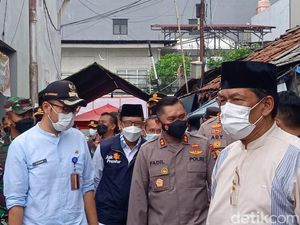 Kapolda Metro Tinjau Krukut, Beri Sembako ke Warga Terdampak Micro-lockdown