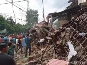 Truk Rem Blong Tabrak Rumah dan Sejumlah Kendaraan di Jember, 3 Orang Luka
