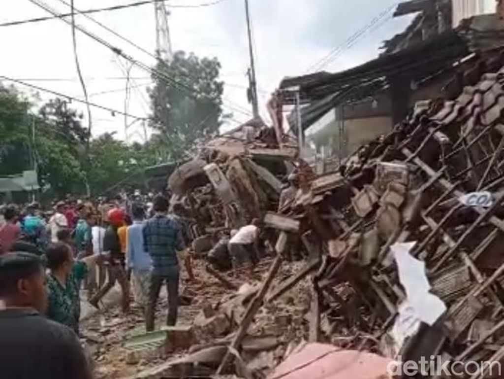 Truk Rem Blong Tabrak Rumah dan Sejumlah Kendaraan di Jember, 3 Orang Luka Truk Rem Blong Tabrak Rumah dan Sejumlah Kendaraan di Jember, 3 Orang Luka