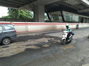 detikcom Do Your Magic: Lubang Celakakan Pengendara, Kapan Jl Rasuna Said Diperbaiki?