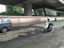 detikcom Do Your Magic: Lubang Celakakan Pengendara, Kapan Jl Rasuna Said Diperbaiki?