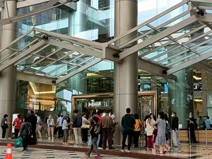 Pengunjung Mal Jakbar Berhamburan Panik ke Luar Gedung Saat Gempa M 6,7