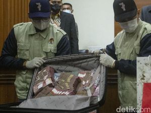 Penampakan Uang Rp 1,4 M Barbuk Kasus Korupsi Bupati Penajam Paser Utara Penampakan Uang Rp 1,4 M Barbuk Kasus Korupsi Bupati Penajam Paser Utara