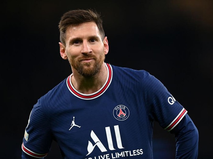 MANCHESTER, ENGLAND - NOVEMBER 24:  Lionel Messi of Paris Saint-Germain looks on during the UEFA Champions League group A match between Manchester City and Paris Saint-Germain at Etihad Stadium on November 24, 2021 in Manchester, England. (Photo by Shaun Botterill/Getty Images)