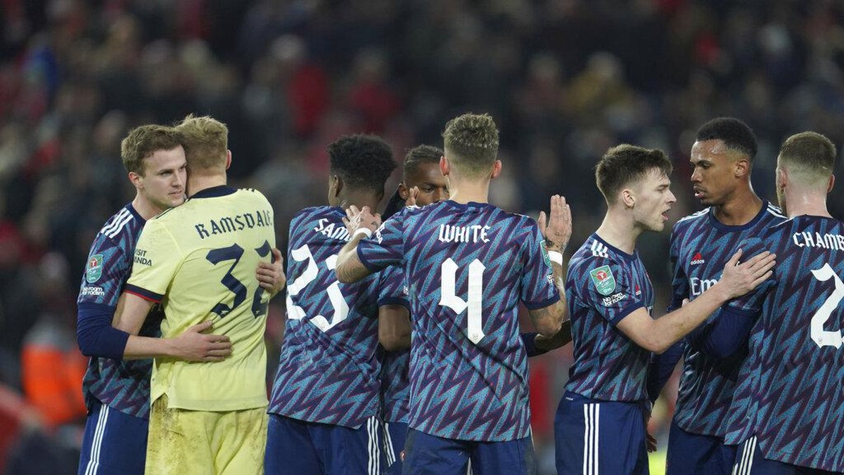 Arsenal main 10 orang tapi berhasil mengimbangi Liverpool 0-0 (AP/Jon Super)