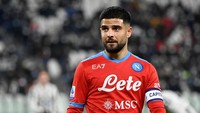 Selanjutnya ada jersey third Napoli. Berwarna merah dengan corak biru di bahu dan pinggir lengan, jersey ini hanya dipakai di Serie A. Foto: Getty Images/Stefano Guidi