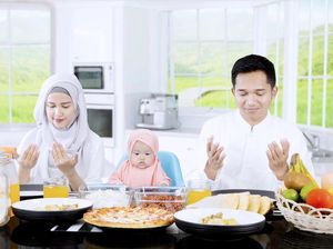 Jika Lapar dan Masuk Waktu Sholat, Mana yang Harus Didahulukan?