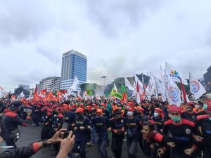 Tolak UU Ciptaker, Massa Buruh Geruduk Gedung DPR Lagi!