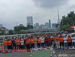Massa Demo Buruh Gelar Salat Jumat di Depan Gedung DPR RI