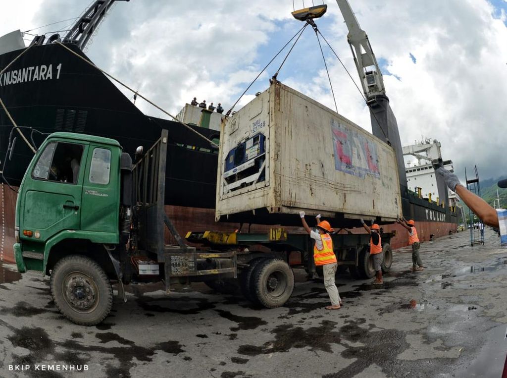 Menhub Minta Satu Trayek Tol Laut Dipangkas Jadi 10 Hari Menhub Minta Satu Trayek Tol Laut Dipangkas Jadi 10 Hari