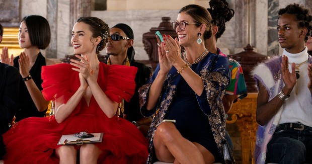 3 Custom Paling Fashionable di 'Emily in Paris' Episode Final