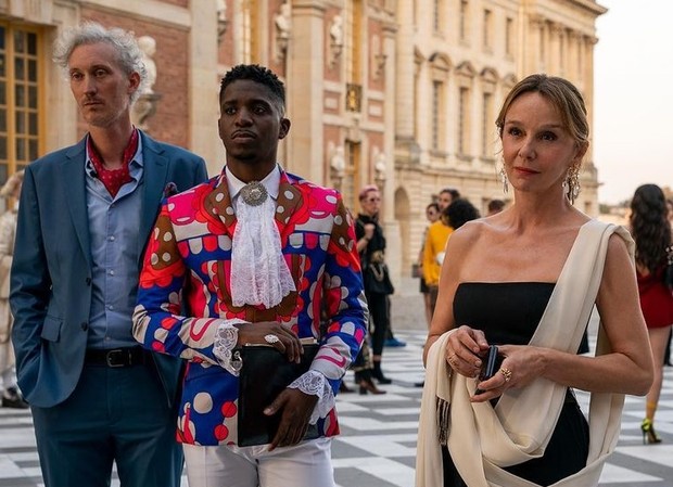 3 Custom Paling Fashionable di 'Emily in Paris' Episode Final