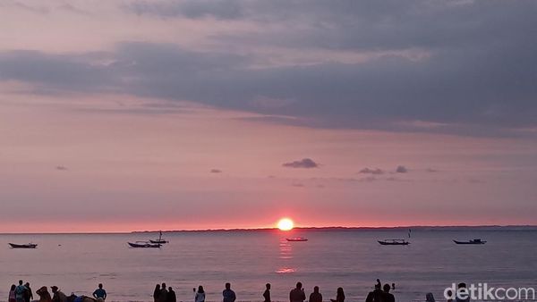 Wisatawan Tak Beranjak dari Pantai Pangandaran Usai Gempa Banten