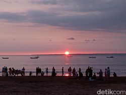 Wisatawan Tak Beranjak dari Pantai Pangandaran Usai Gempa Banten