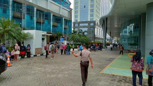 Penampakan Pegawai KKP Berhamburan karena Gempa Kencang di Jakarta