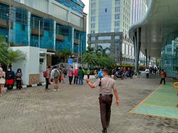 Penampakan Pegawai KKP Berhamburan karena Gempa Kencang di Jakarta