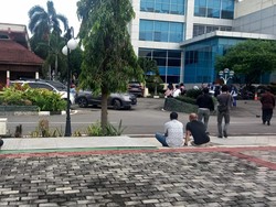 Momen Pegawai Pemkot Berhamburan ke Luar Gedung Saat Gempa 6,6