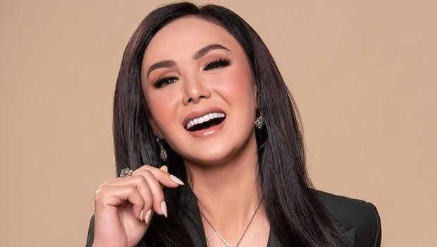 Terkenal dengan rambut pendek, kini Yuni Shara mengubah penampilannya dengan rambut panjang. Yuk intip potretnya!