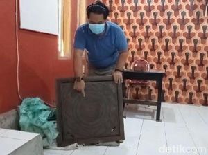 Sopir Angkot di Probolinggo Terekam CCTV Curi Besi Penutup Selokan Sopir Angkot di Probolinggo Terekam CCTV Curi Besi Penutup Selokan
