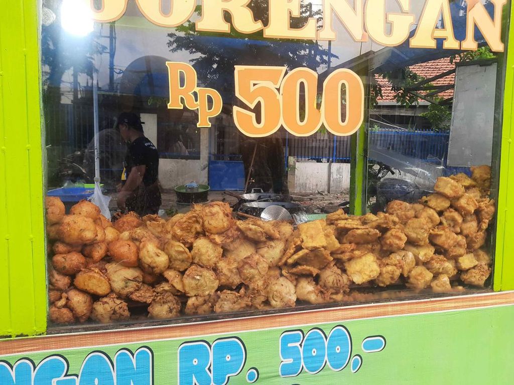 Harga Minyak Goreng Curah Mahal, Penjual Gorengan di Surabaya Tetap Santai