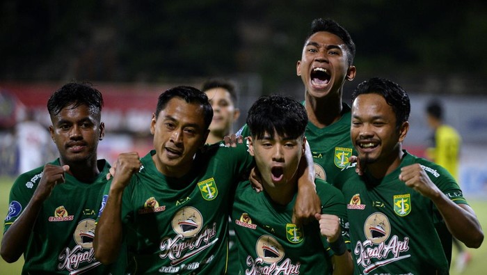 Pesepak bola Persebaya Surabaya Taisei Marukawa (tengah) berselebrasi dengan rekan setim usai mencetak gol ke gawang PSM Makassar saat pertandingan Liga 1 di Stadion I Gusti Ngurah Rai, Denpasar, Bali, Jumat (14/1/2022). ANTARA FOTO/Fikri Yusuf/rwa.