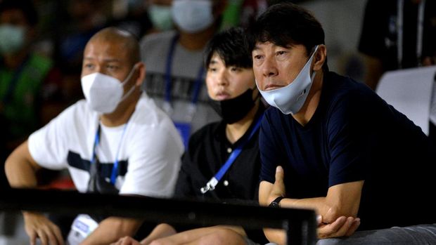 Persib Bandung vs Bali United Pelatih Tim Nasional Indonesia Shin Tae-yong (kanan) menyaksikan pertandingan Liga 1 antara Persib Bandung melawan Bali United di Stadion I Gusti Ngurah Rai, Denpasar, Bali, Kamis (13/1/2022). ANTARA FOTO/Fikri Yusuf/hp.