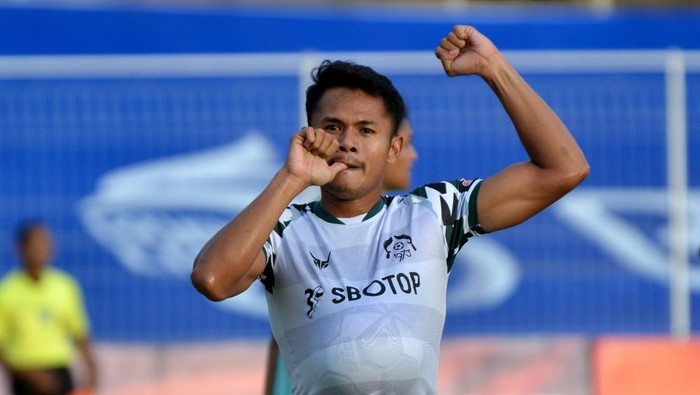 PERSIKABO 1973 KALAHKAN PERSIK Pesepak bola Persikabo 1973 Ciro Alves (kanan) berebut bola dengan pesepak bola Persik Kediri Ibrahim Sanjaya (kiri) saat pertandingan Liga 1 di Stadion I Gusti Ngurah Rai, Denpasar, Bali, Jumat (14/1/2022). Persikabo 1973 berhasil mengalahkan Persik Kediri dengan skor 2-1. ANTARA FOTO/Fikri Yusuf/rwa.