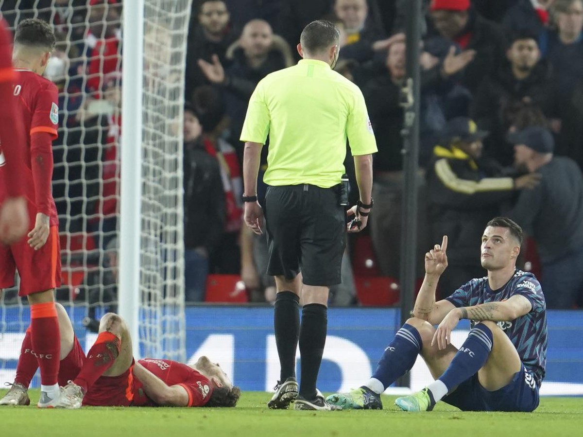 Granit Xhaka diganjar kartu merah saat Arsenal bertandang ke markas Liverpool. (Foto: AP/Jon Super)