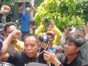 Viral Video Polisi Dihalau Pendukung Anak Kiai Tersangka Pencabulan