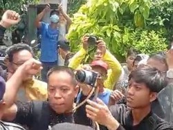 Viral Video Polisi Dihalau Pendukung Anak Kiai Tersangka Pencabulan