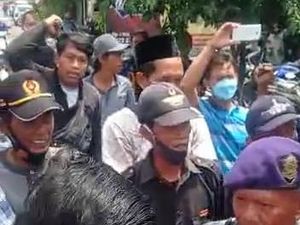 Beredar Video Polisi Dihalau Massa dari Anak Kiai Jombang Tersangka Pencabulan