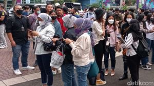 Ekspresi Karyawan Perkantoran Usai Diguncang Gempa M 6,7