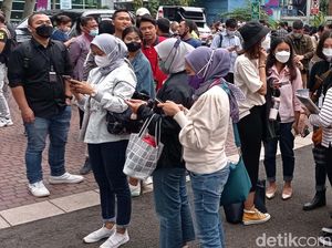 Ekspresi Karyawan Perkantoran Usai Diguncang Gempa M 6,7