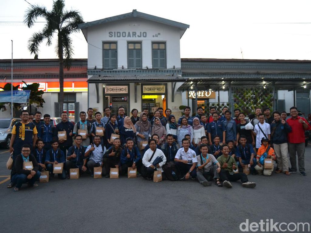 Berburu Momen Laju Kereta Api Bersama Railfans Surabaya