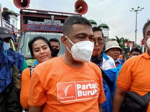 Massa Buruh Desak DPR-BPK-KPK Turun Tangan Usut Dana JHT Massa Buruh Desak DPR-BPK-KPK Turun Tangan Usut Dana JHT